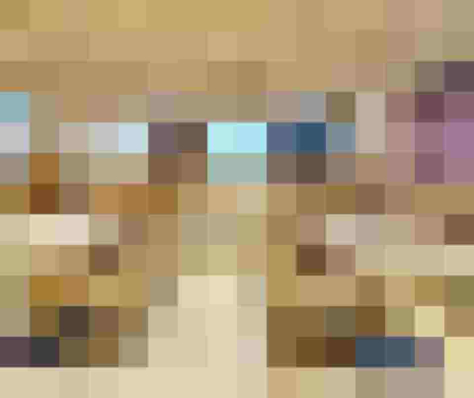 Gemütliche Restaurant-Atmosphäre mit Holztischen und bequemen Sitzbänken in Saalbach.